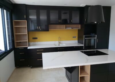 Cuisine noir laqué et dessus en céramique