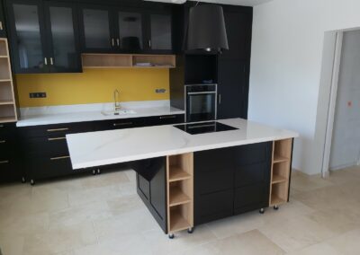 Cuisine noir laqué et dessus en céramique