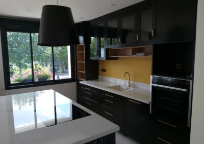 Cuisine noir laqué et dessus en céramique